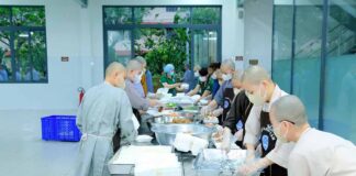 TP. HCM: CHÙA THANH TÂM VÀ NHÀ HÀNG CHAY HUỆ TÂM PHỤC VỤ 700 SUẤT ĂN CHAY VÀ NƯỚC SUỐI MIỄN PHÍ ĐẾN NGƯỜI DÂN ĐỊA PHƯƠNG