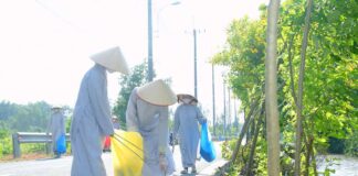 TP. HCM: NI SINH TẠI CHÙA THANH TÂM QUÉT DỌN RÁC TRÊN TUYẾN ĐƯỜNG LÊ CHÍNH ĐÁNG XÃ BÌNH LỢI