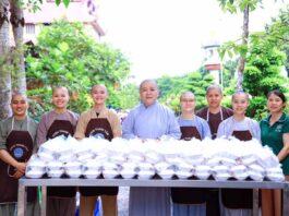 TP. HCM: 700 SUẤT ĂN CHAY VÀ NƯỚC SUỐI ĐƯỢC CHÙA THANH TÂM VÀ NHÀ HÀNG CHAY HUỆ TÂM PHỤC VỤ MIỄN PHÍ ĐẾN NGƯỜI DÂN ĐỊA PHƯƠNG