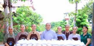 TP. HCM: 700 SUẤT ĂN CHAY VÀ NƯỚC SUỐI ĐƯỢC CHÙA THANH TÂM VÀ NHÀ HÀNG CHAY HUỆ TÂM PHỤC VỤ MIỄN PHÍ ĐẾN NGƯỜI DÂN ĐỊA PHƯƠNG