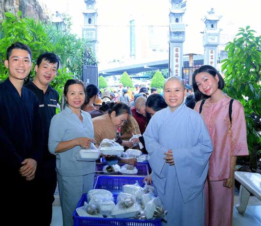 TP. HCM: CHÙA PHƯỚC VIÊN PHỤC VỤ 1.000 PHẦN CƠM CHAY TỪ THIỆN