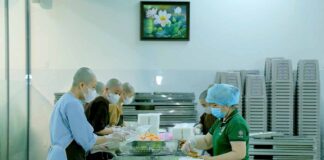 {ẢNH} 700 PHẦN CƠM CHAY CHÙA THANH TÂM VÀ NHÀ HÀNG CHAY HUỆ TÂM PHỤC VỤ MIỄN PHÍ NGÀY RẰM THÁNG 6
