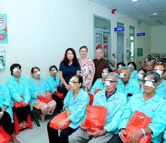 CHƯƠNG TRÌNH PHẪU THUẬT MẮT TỪ THIỆN ĐEM LẠI ÁNH SÁNG CHO BỆNH NHÂN VÙNG SÂU VÙNG XA