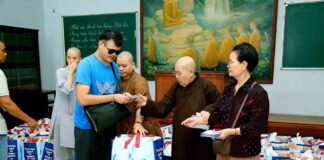 TP. HCM: CHÙA PHƯỚC VIÊN TRAO TẶNG 70 PHẦN QUÀ HỖ TRỢ NGƯỜI KHIẾM THỊ TẠI PHƯỜNG THẠNH MỸ TÂY
