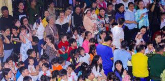 TP. HCM: TỊNH THẤT PHÁP THỦY TRAO 450 PHÂN QUÀ VÀO ĐÊM HỘI TRĂNG RẰM