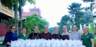 TP. HCM: CHÙA THANH TÂM VÀ NHÀ HÀNG CHAY HUỆ TÂM PHỤC VỤ 700 PHẦN CƠM CHAY ĐẾN NGƯỜI DÂN ĐỊA PHƯƠNG