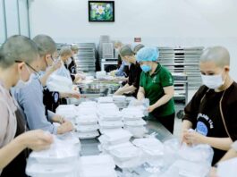 {ẢNH} 700 PHẦN ĂN SÁNG CHÙA THANH TÂM VÀ NHÀ HÀNG CHAY HUỆ TÂM PHỤC VỤ MIỄN PHÍ NGÀY MÙNG 1/9 ÂL